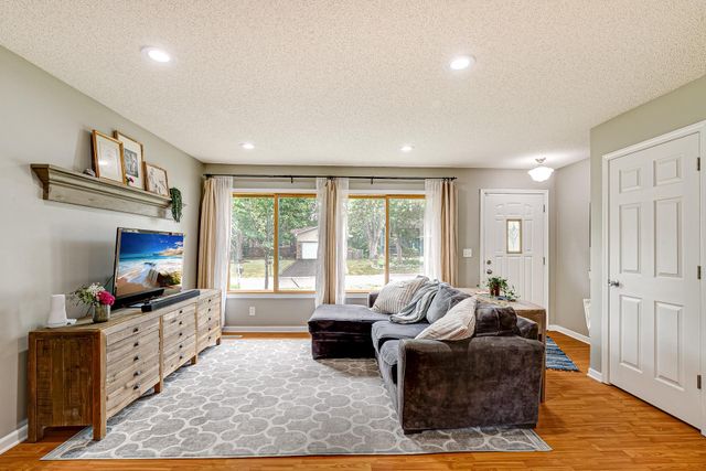 7572 Carillon Plaza W, Woodbury, MN 55125
