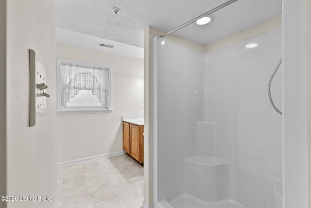 4604 Dove Lake Ct, Louisville, KY 40299