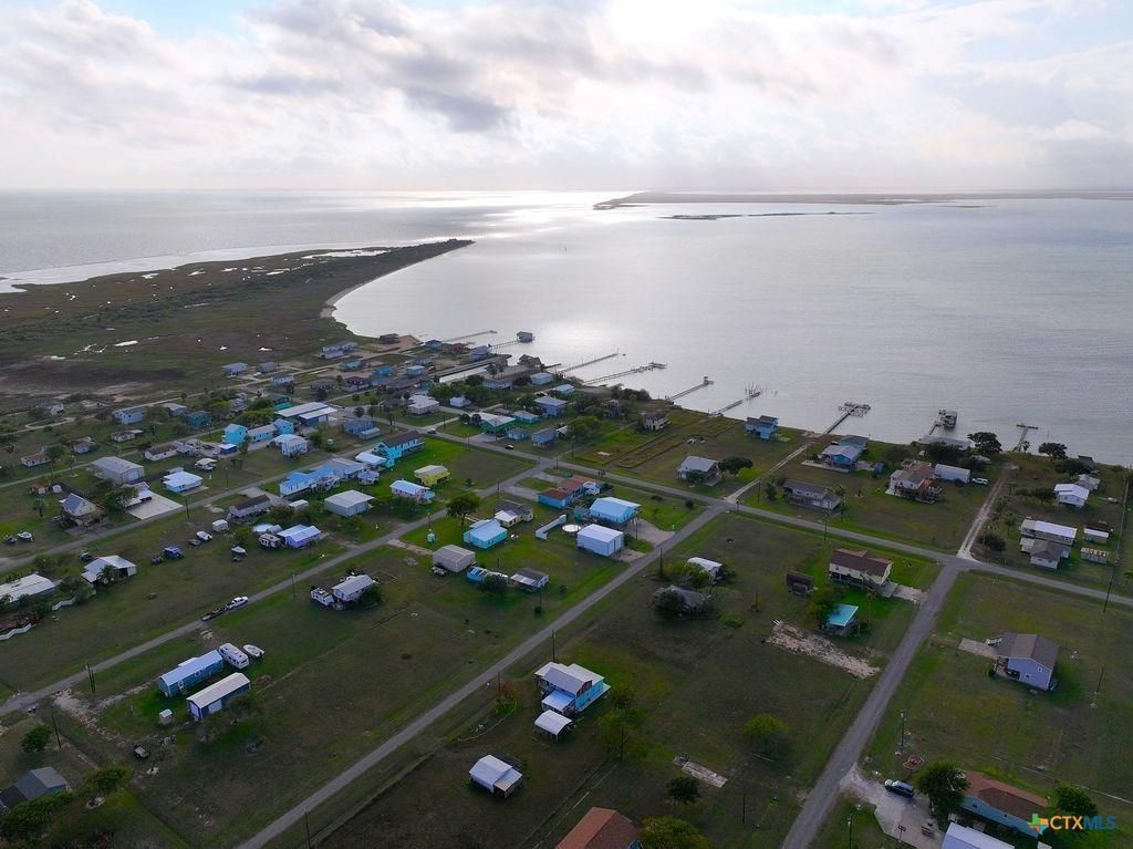 8 Mesquite Street E, Palacios, TX 77465