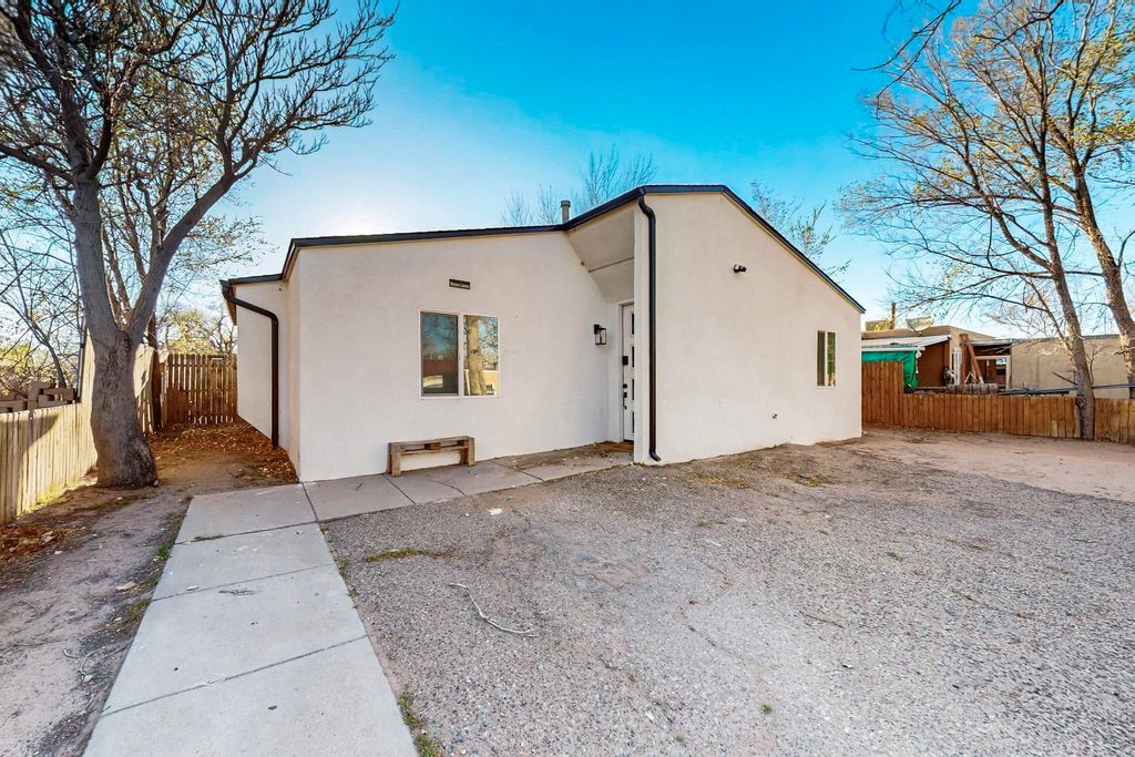 125 SUNSET Place SW, Albuquerque, NM 87105