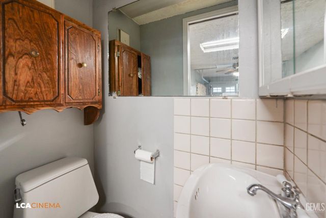 1916 Wilson Road, Bakersfield, CA 93304