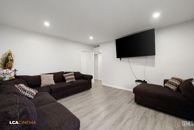 1916 Wilson Road, Bakersfield, CA 93304