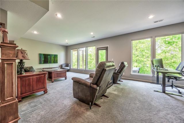 8 E 122nd Street, Kansas City, MO 64145
