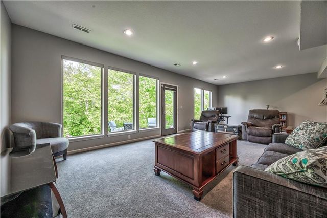8 E 122nd Street, Kansas City, MO 64145