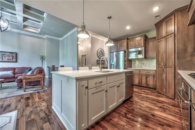 8 E 122nd Street, Kansas City, MO 64145