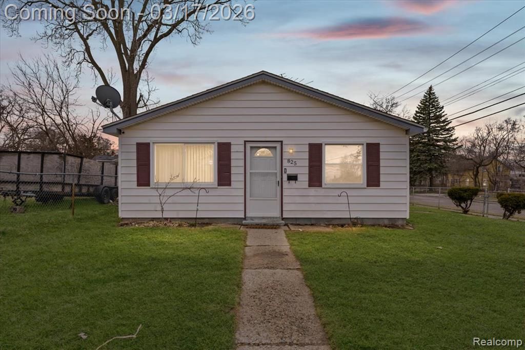 825 Robinwood Street, Pontiac, MI 48340