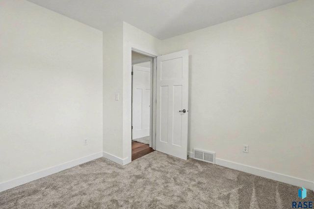 4104 S Hackberry Cir Circle, Sioux Falls, SD 57103