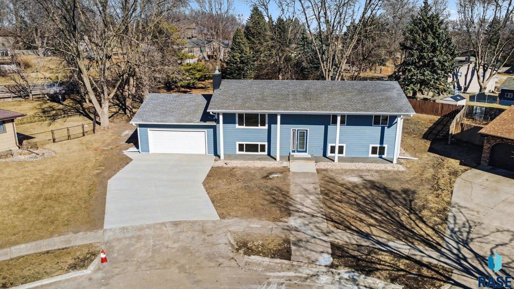 4104 S Hackberry Cir Circle, Sioux Falls, SD 57103