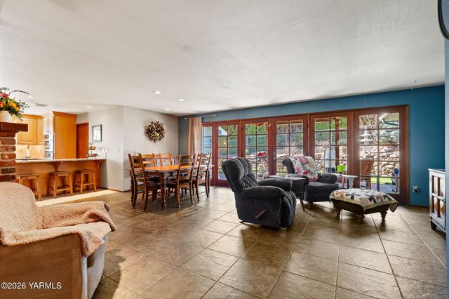 608 N 56th Ave, Yakima, WA 98908