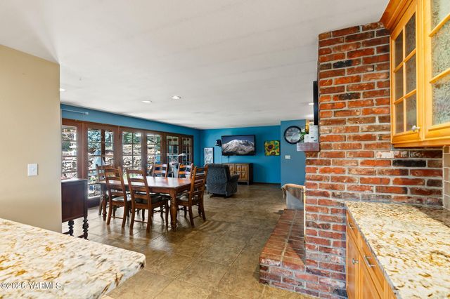 608 N 56th Ave, Yakima, WA 98908