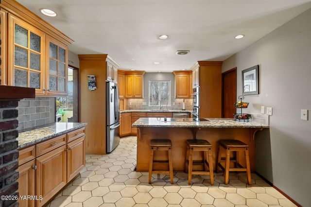 608 N 56th Ave, Yakima, WA 98908