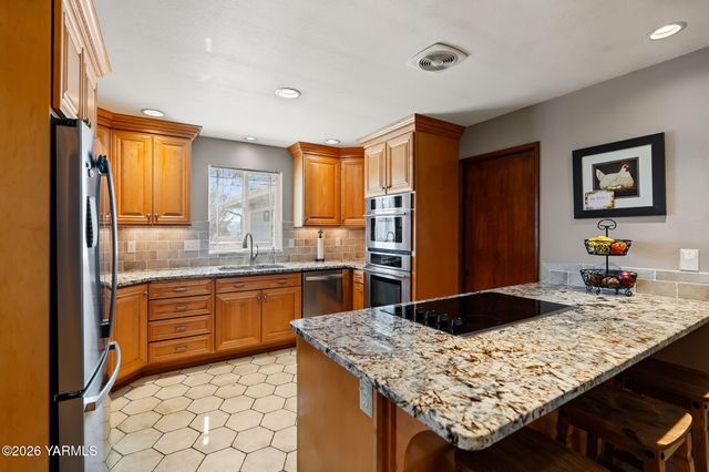 608 N 56th Ave, Yakima, WA 98908