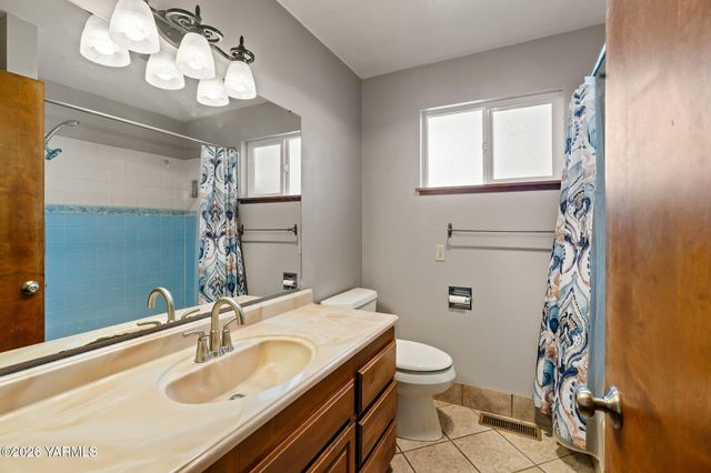 608 N 56th Ave, Yakima, WA 98908