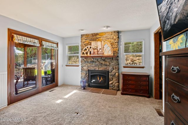 608 N 56th Ave, Yakima, WA 98908