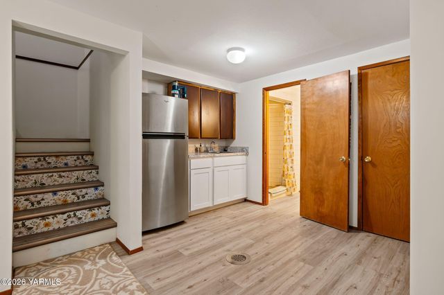 608 N 56th Ave, Yakima, WA 98908