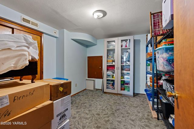 608 N 56th Ave, Yakima, WA 98908