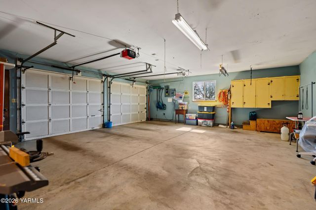 608 N 56th Ave, Yakima, WA 98908