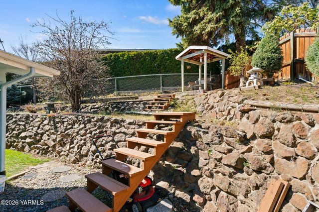 608 N 56th Ave, Yakima, WA 98908