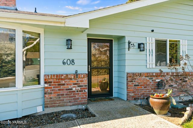 608 N 56th Ave, Yakima, WA 98908