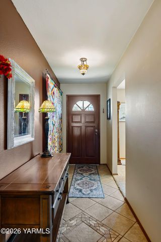 608 N 56th Ave, Yakima, WA 98908