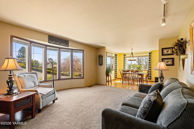 608 N 56th Ave, Yakima, WA 98908