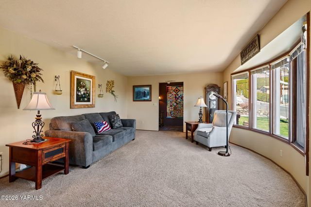 608 N 56th Ave, Yakima, WA 98908