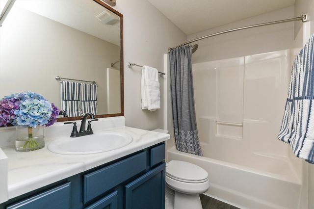 1823 NW Prairie Lakes Drive, Ankeny, IA 50023