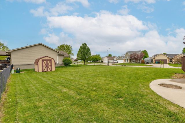 1823 NW Prairie Lakes Drive, Ankeny, IA 50023