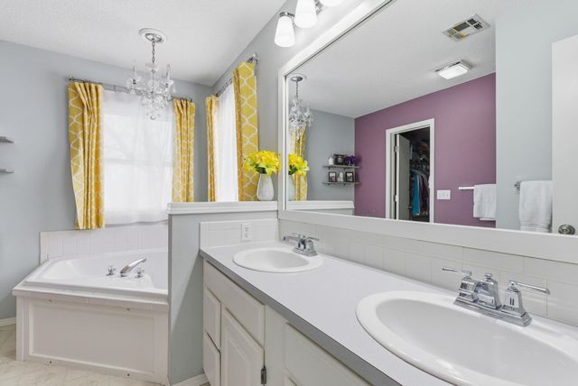 10022 W Yosemite Ct, Wichita, KS 67215