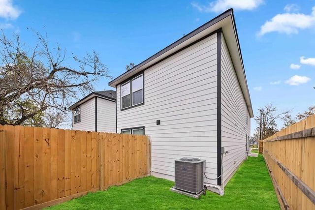 7811 Laura Koppe Road A, Houston, TX 77028