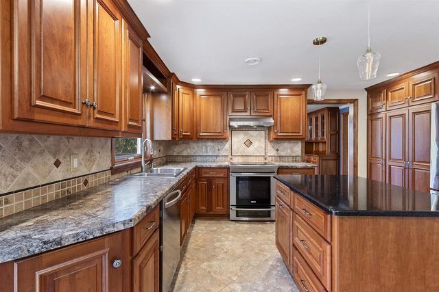 910 PINE RIDGE DRIVE, Green Bay, WI 54311