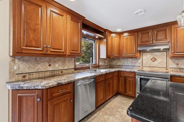 910 PINE RIDGE DRIVE, Green Bay, WI 54311