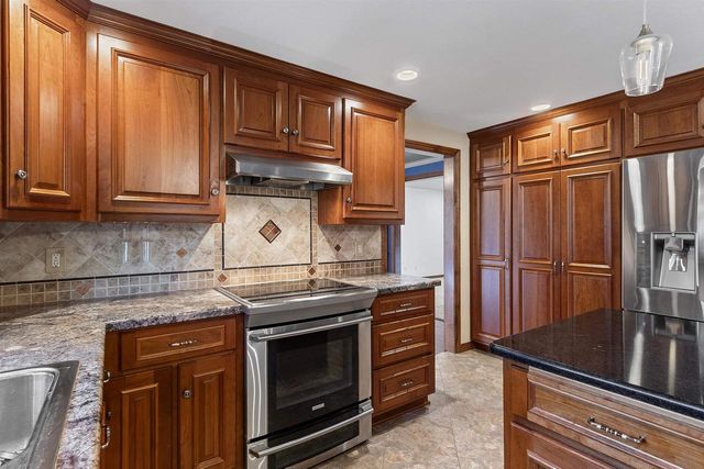 910 PINE RIDGE DRIVE, Green Bay, WI 54311