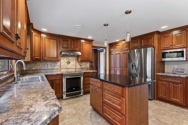 910 PINE RIDGE DRIVE, Green Bay, WI 54311