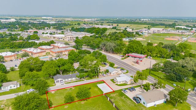 105 S Hawthorne Street, Granbury, TX 76048