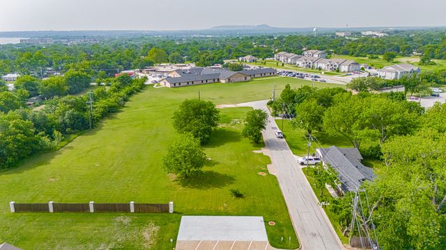 105 S Hawthorne Street, Granbury, TX 76048