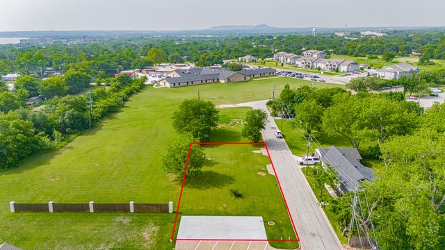 105 S Hawthorne Street, Granbury, TX 76048