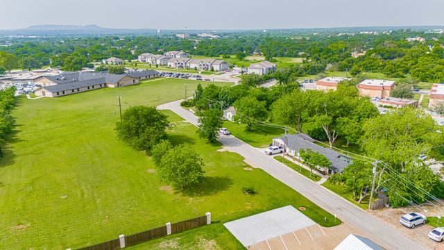 105 S Hawthorne Street, Granbury, TX 76048