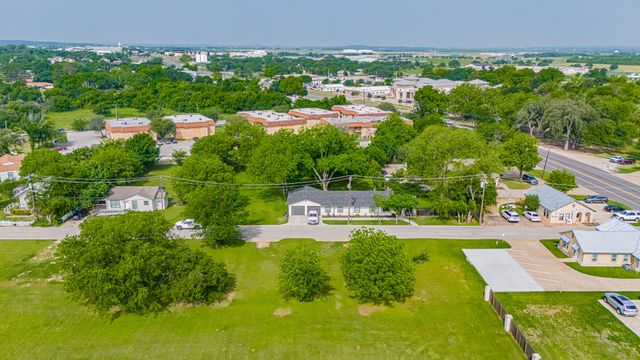 105 S Hawthorne Street, Granbury, TX 76048