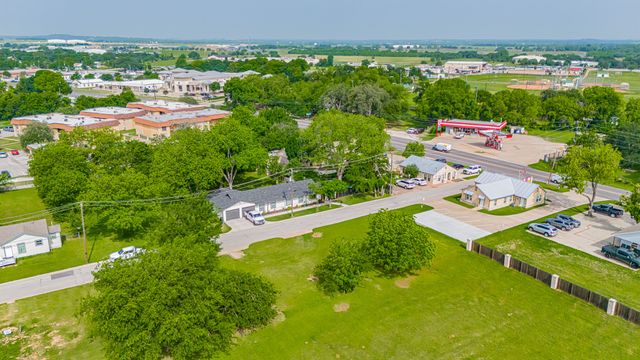 105 S Hawthorne Street, Granbury, TX 76048