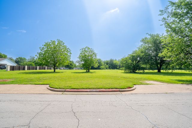 105 S Hawthorne Street, Granbury, TX 76048