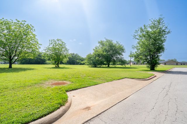 105 S Hawthorne Street, Granbury, TX 76048