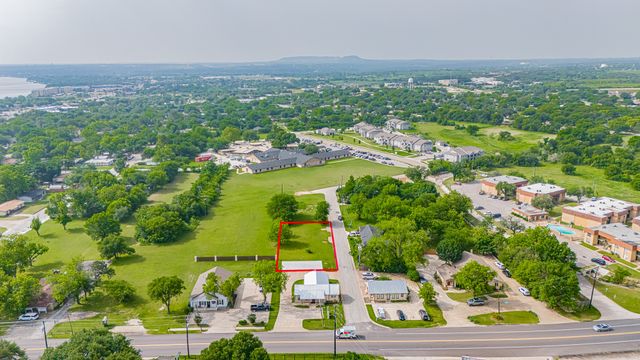 105 S Hawthorne Street, Granbury, TX 76048