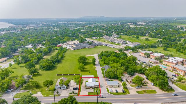 105 S Hawthorne Street, Granbury, TX 76048