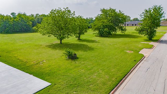 105 S Hawthorne Street, Granbury, TX 76048
