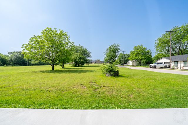 105 S Hawthorne Street, Granbury, TX 76048