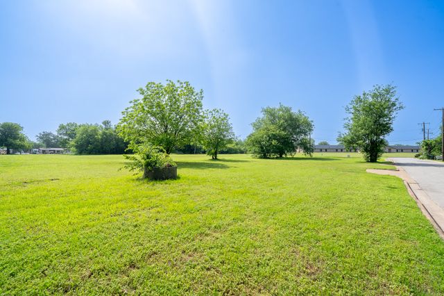 105 S Hawthorne Street, Granbury, TX 76048