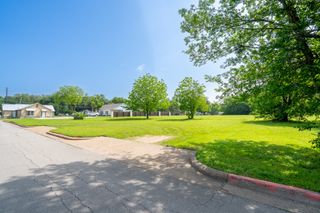 105 S Hawthorne Street, Granbury, TX 76048