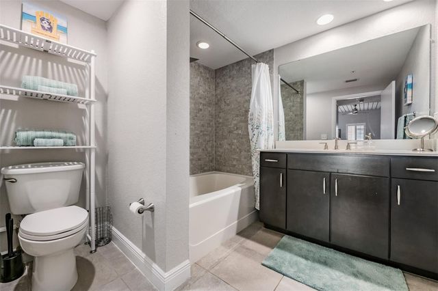 2410 W AZEELE STREET 220, Tampa, FL 33609