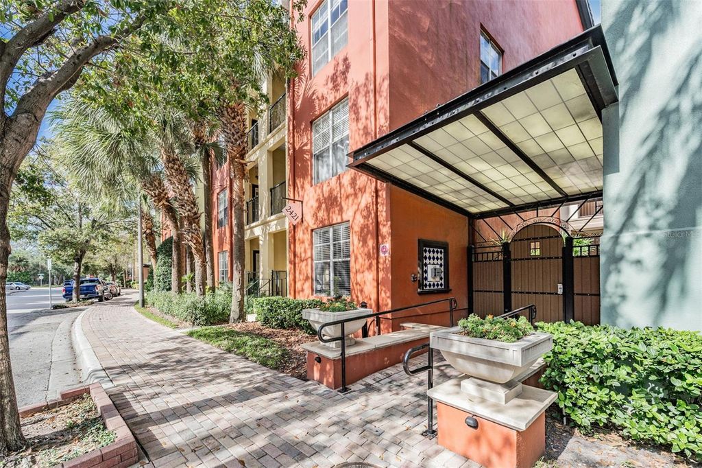 2410 W AZEELE STREET 220, Tampa, FL 33609